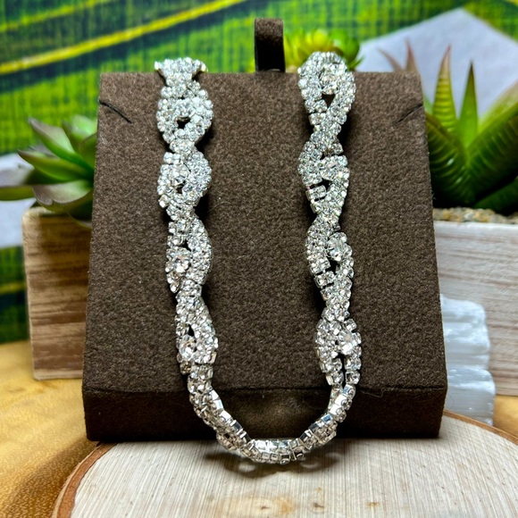 Vintage Jewelry - VTG| Rhinestone Crystal Twisted Necklace ✨🤍